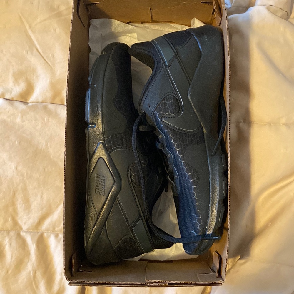 Nike Sneakers: Essential Legend 2